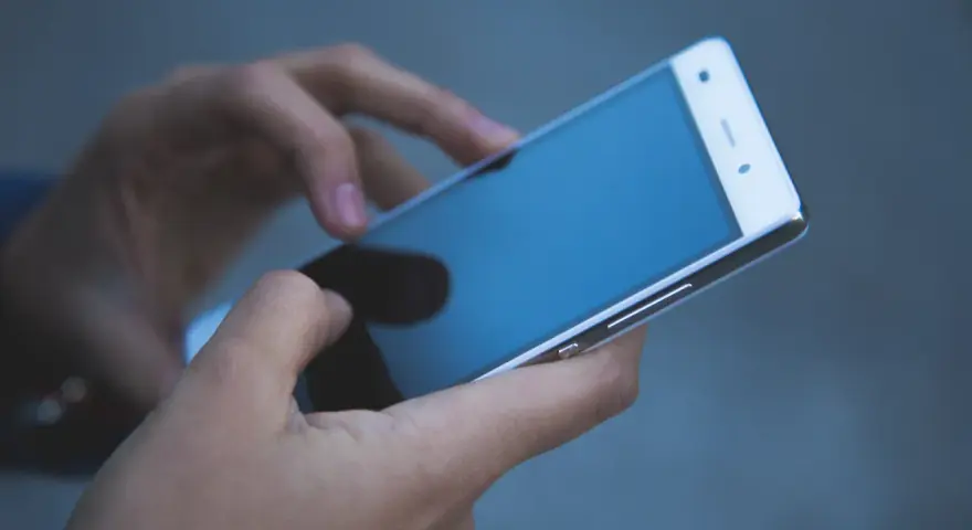 Konfiskata telefonu w szkole? Co mówi prawo i jak się bronić