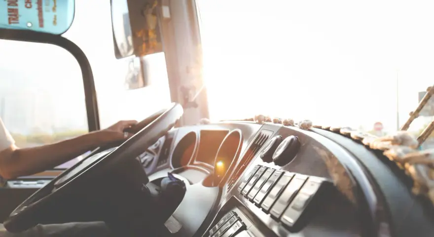 Zarobki kierowców autobusów szkolnych: Ile realnie zarobisz?